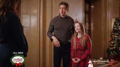 -Lila, this is Maya, my niece.
-Hello! - A Christmas Carousel