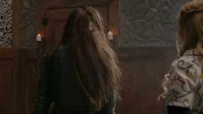 - Lilly, draw Talon a bath.
- Uh... No, it's okay. - The Outpost