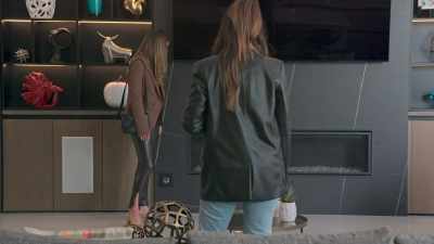 [Lilly] It is. Nice flow
from the kitchen to the living room. - Buying Beverly Hills