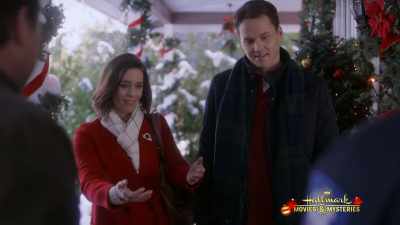Lily, give me a hug. - Holiday Hearts