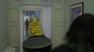 LINDA: Alright, everybody
line up. Prize time. - Wakefield