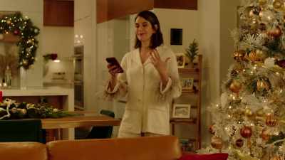 (lips smacking)
- Dear reader, - How to Fall in Love by Christmas