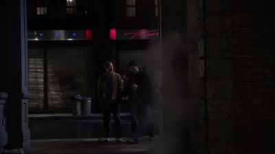 Listen, I need to make a phone call.
Just wait right here. - Smallville