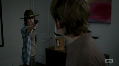 - Listen, I, uh--
- Hand me the gun, grip first. - The Walking Dead