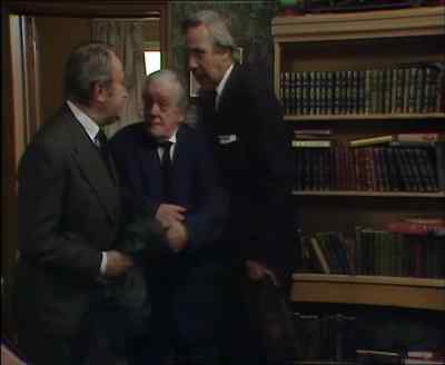 Listen, I'm not looking at him. - Last of the Summer Wine