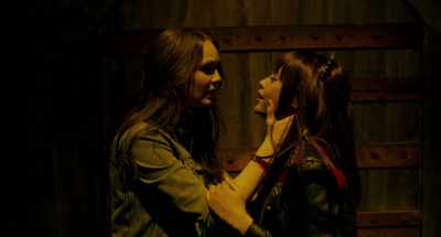 Listen. Shh! We're gonna
have to go through. - Hell Fest