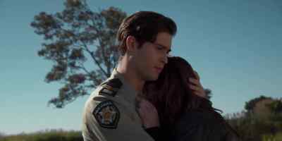 Listen, there's something you need to see. - Tidelands
