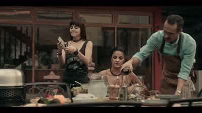 - Listo. - A ver. A la de tres, selfie. - Dark Desire