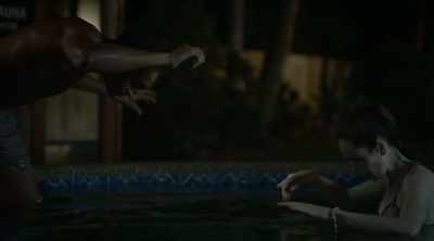 LIV: Oh, oh, oh. Hold it still.
There, there. - The Other Guy