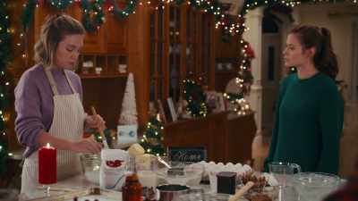 (lively music) - A Maple Valley Christmas