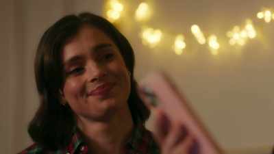 (Lizzie chuckles) - Christmas in Notting Hill