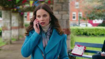 - [Lizzie] I'm
still stuck at work, - Christmas in Notting Hill