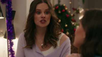 (Lizzie laughs) (upbeat music) - Christmas in Notting Hill
