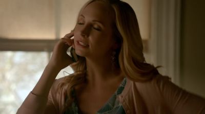 Lizzie, only people who
don't hit their sisters - The Vampire Diaries