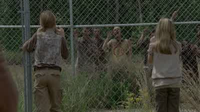 Lizzie, those are walkers. - The Walking Dead