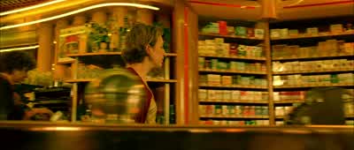 - ll n'arrête pas de me surveiller. - Amélie
