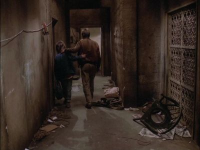 LlSA: Okay, in here. - MacGyver