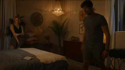 - Lo intentaré. [continúa la música de suspense] - Couples Retreat Murder