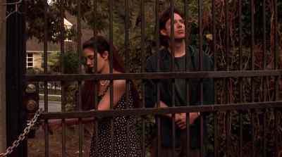 -(LOCK JANGLING)
-Does someone live here? - Doppelganger