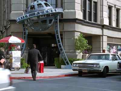 -Lois, 10 minutes till deadline.
-Almost done. - Lois & Clark: The New Adventures of Superman