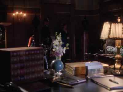 Lois, you can't come in.. - Lois & Clark: The New Adventures of Superman