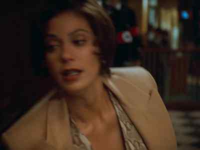 Lois, get out of the elevator. - Lois & Clark: The New Adventures of Superman