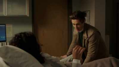 - Look, about--
- There's something I have to-- - Pretty Little Liars: The Perfectionists