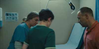 - Look at your dad. Pop yourself here.
- Yeah, just keep looking at me. - Adolescence