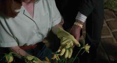 - Look at that green thumb.
- I wish. - Safe