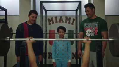 - Look at how jacked I am.
- How much can we lift? - Young Rock