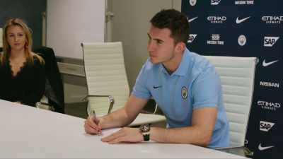 -Look at me.
-[camera clicking] - All or Nothing: Manchester City