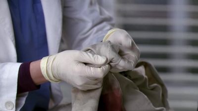 Look at his sneakers. - Grey's Anatomy