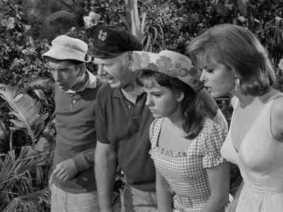 Look at that.
Big-giant-black pearls. - Gilligan's Island