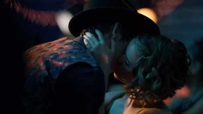 - Look at that, sad.
- Oh, my God. Izzy. - Little Fires Everywhere