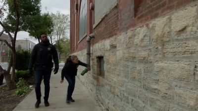 - Look at that.
- That could be a way in. - Chicago P.D.