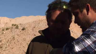 Look at that.Wow.That's
a beautiful crystal.That's not bad. - Outback Opal Hunters