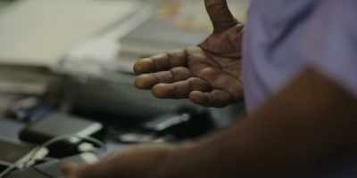 Look at the injuries on the right thumb. - Crime Stories: India Detectives