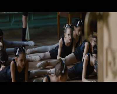 Look at the legs, bent again.
Stretch! - Yuli