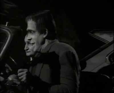 Look at the pretty red
light. It's real Christmassy. - The Munsters