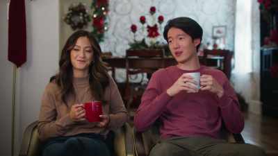 - Look at this, Henry, - A Big Fat Family Christmas
