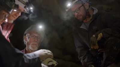 ‐Look at this.
‐The problem in this case was
the lighting. - Beyond Oak Island