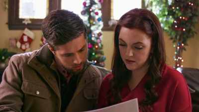 - Look at this.
- This is perfect. - The Christmas Listing