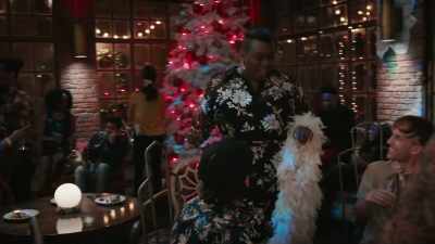- Look at you.
- ♪ Make it up on holiday ♪ - Zoey's Extraordinary Christmas