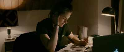 Look. Came to the seaside
for the weekend. - Personal Shopper