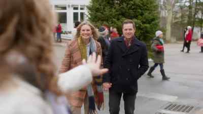 - Look, dad, we got the ring.
- Oh, isn't it gorgeous? - To Have and to Holiday