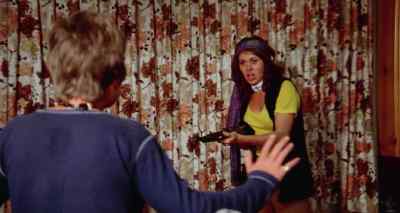 Look, you don't wanna shoot me. - Five Loose Women