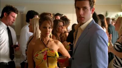Look, her dress fell. - CSI: Miami