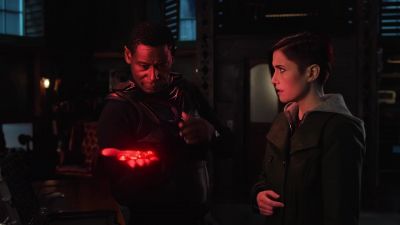 Look, I know you don't have a badge, - Supergirl