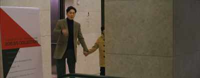 Look, Jong-hwa.
Mommy's over there! - A Man and a Woman