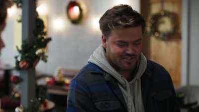 - Look, she just, - A Christmas of Wonders